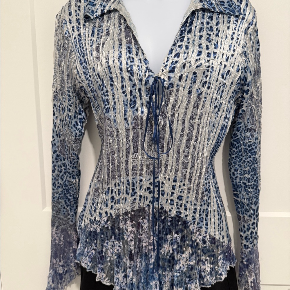 Cache Shimmering Blue and white Blouse with lace details